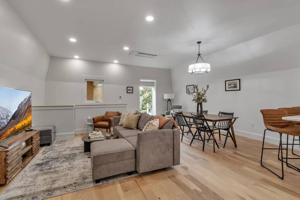 Appartamento Carriage House Loft - King Bed And Garage Parking Buffalo Esterno foto